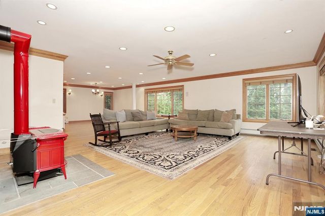 8 Le Roy Place, Park Ridge, NJ 07656