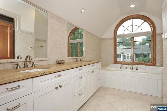 8 Le Roy Place, Park Ridge, NJ 07656