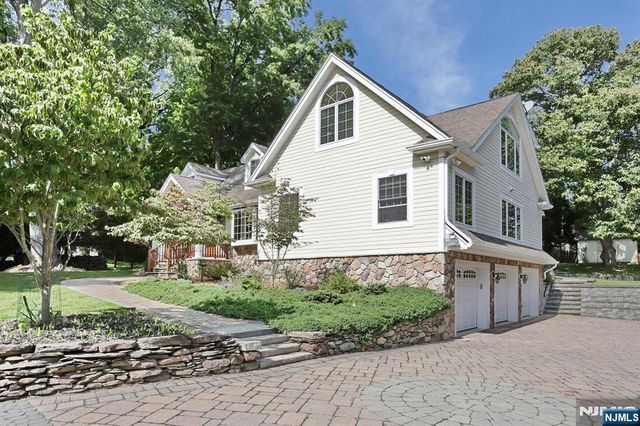 8 Le Roy Place, Park Ridge, NJ 07656