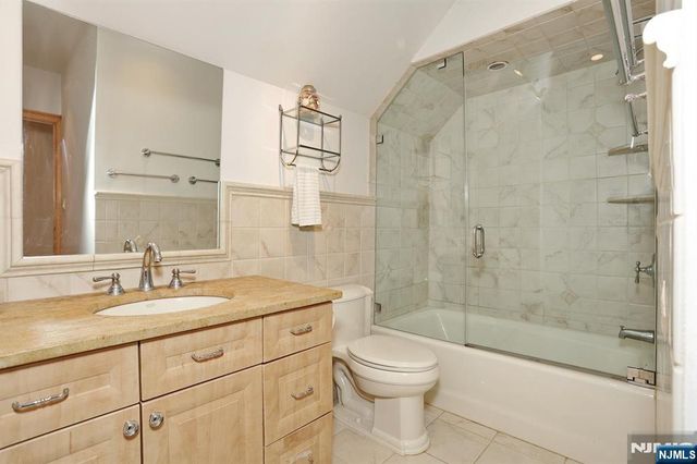 8 Le Roy Place, Park Ridge, NJ 07656