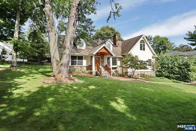 8 Le Roy Place, Park Ridge, NJ 07656