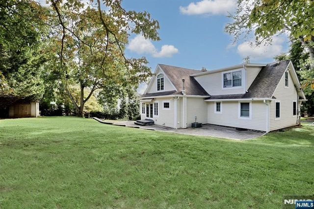 8 Le Roy Place, Park Ridge, NJ 07656