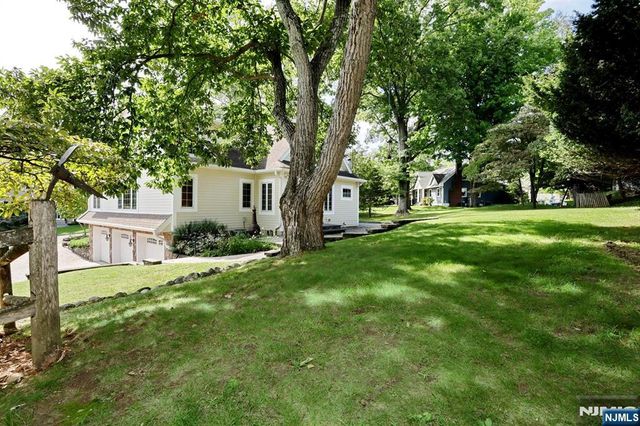 8 Le Roy Place, Park Ridge, NJ 07656