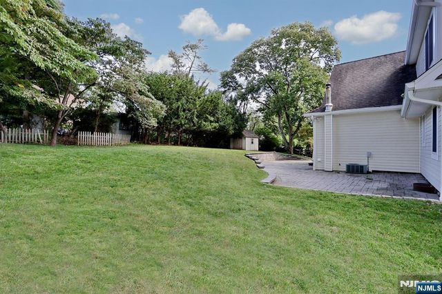8 Le Roy Place, Park Ridge, NJ 07656