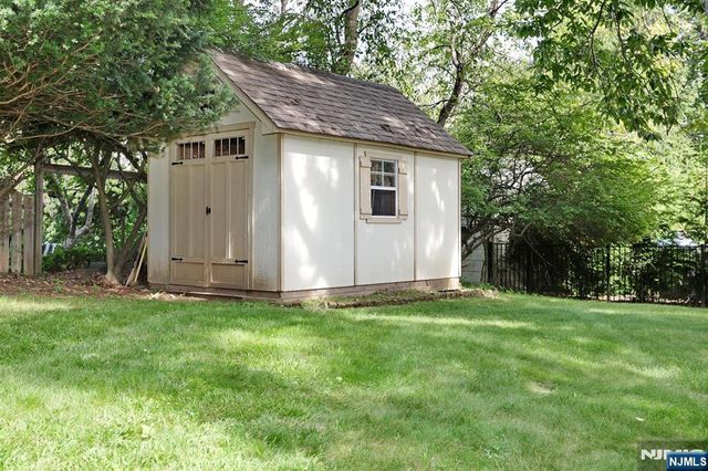 8 Le Roy Place, Park Ridge, NJ 07656