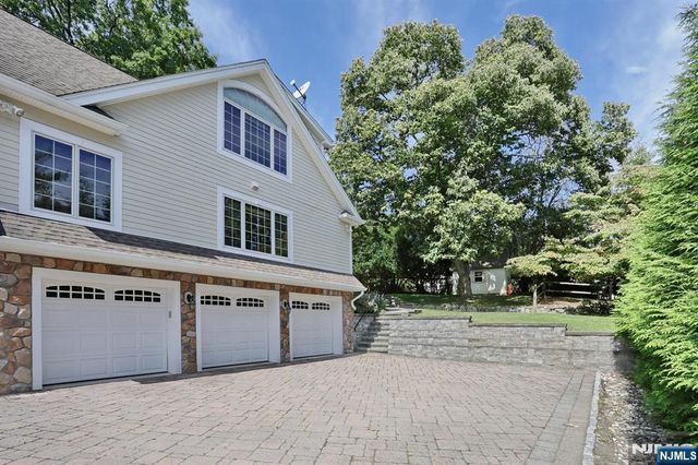 8 Le Roy Place, Park Ridge, NJ 07656