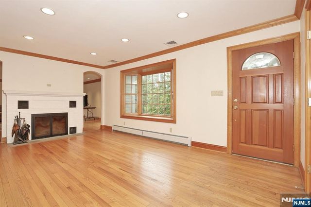8 Le Roy Place, Park Ridge, NJ 07656