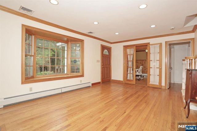 8 Le Roy Place, Park Ridge, NJ 07656
