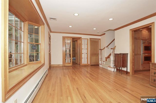 8 Le Roy Place, Park Ridge, NJ 07656