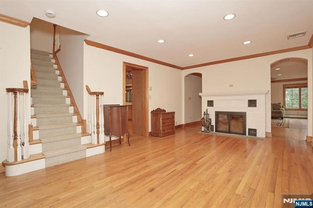 8 Le Roy Place, Park Ridge, NJ 07656
