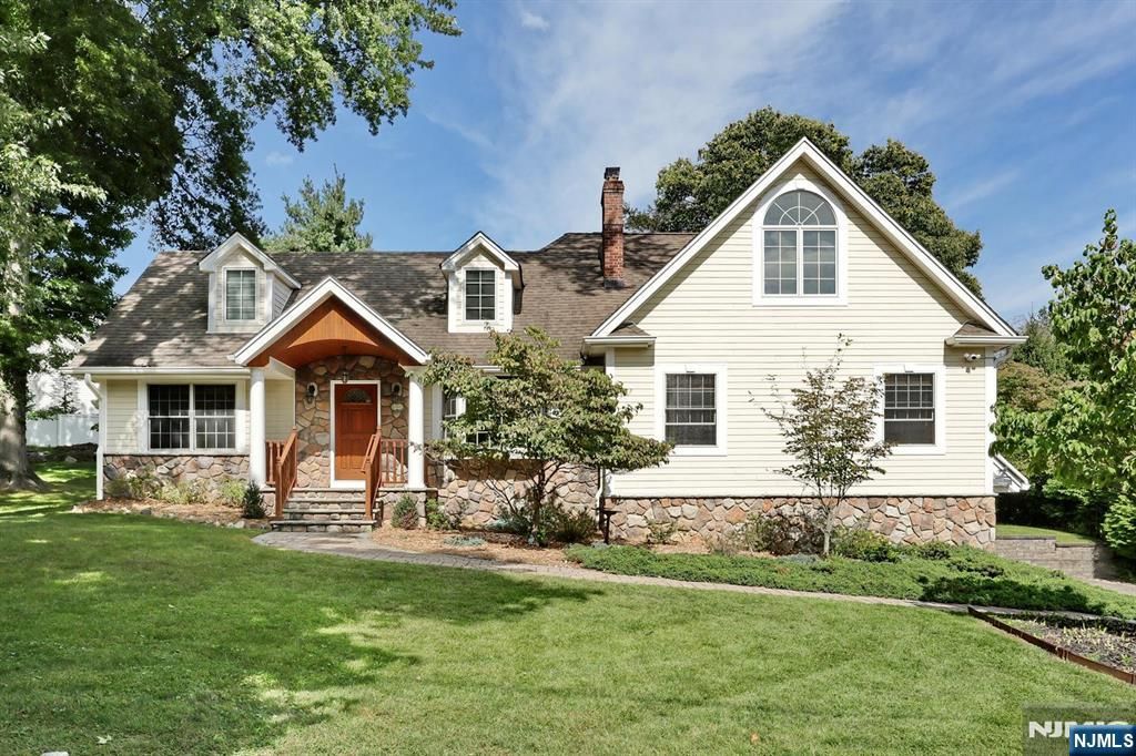 8 Le Roy Place, Park Ridge, NJ 07656