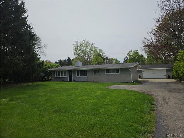 2121 S Commerce Road, Wolverine Lake, MI 48390