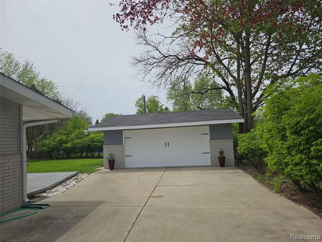2121 S Commerce Road, Wolverine Lake, MI 48390