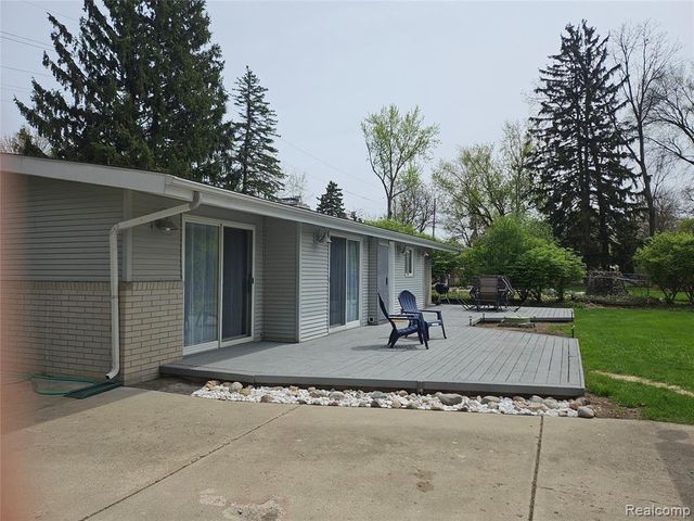 2121 S Commerce Road, Wolverine Lake, MI 48390