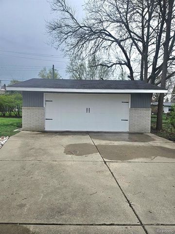 2121 S Commerce Road, Wolverine Lake, MI 48390