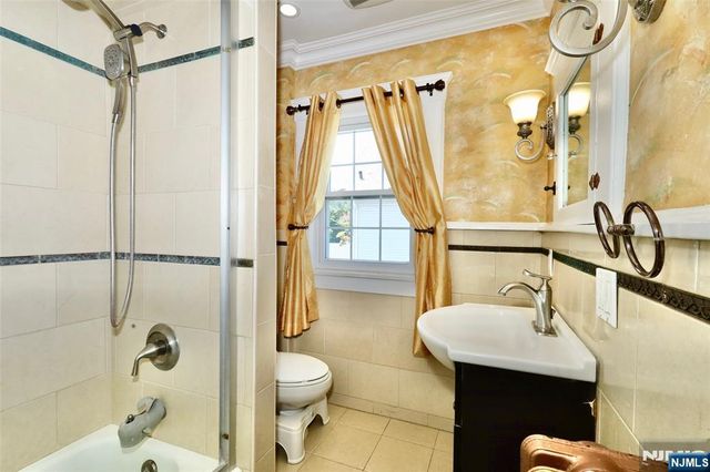 233 Hamilton Place, Hackensack, NJ 07601