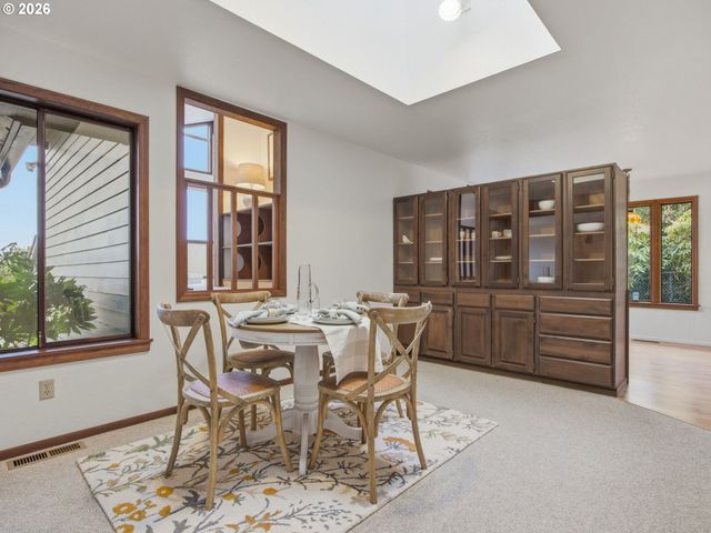 325 Alpine St, Seaside, OR 97138