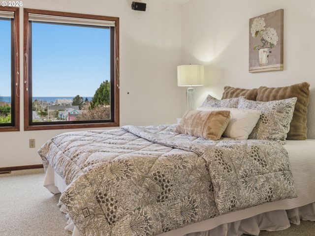 325 Alpine St, Seaside, OR 97138