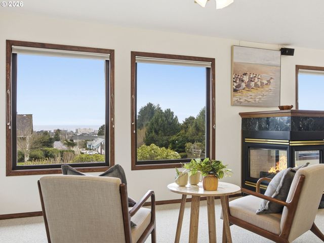 325 Alpine St, Seaside, OR 97138