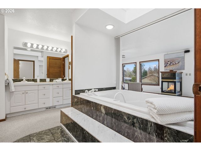 325 Alpine St, Seaside, OR 97138