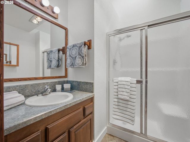 325 Alpine St, Seaside, OR 97138