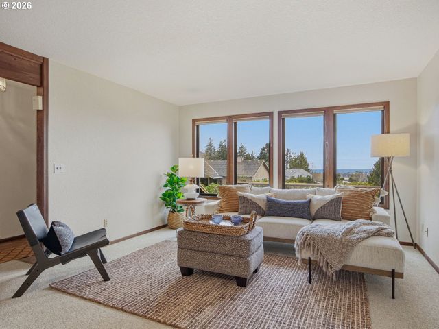 325 Alpine St, Seaside, OR 97138