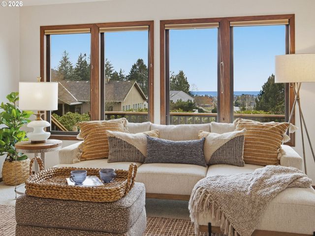 325 Alpine St, Seaside, OR 97138