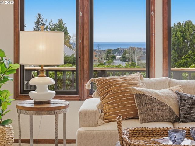 325 Alpine St, Seaside, OR 97138