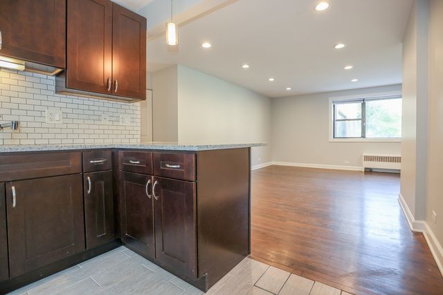 6803 N Ridge Boulevard 106, Chicago, IL 60645