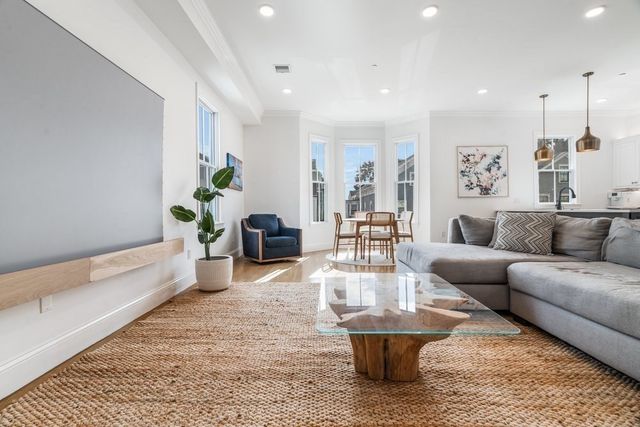 560 E 5th St 2, Boston, MA 02127