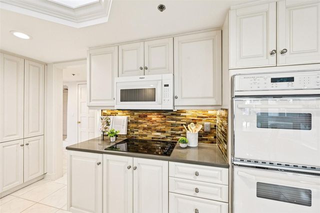 2410 HARBOURSIDE DRIVE 111, Longboat Key, FL 34228