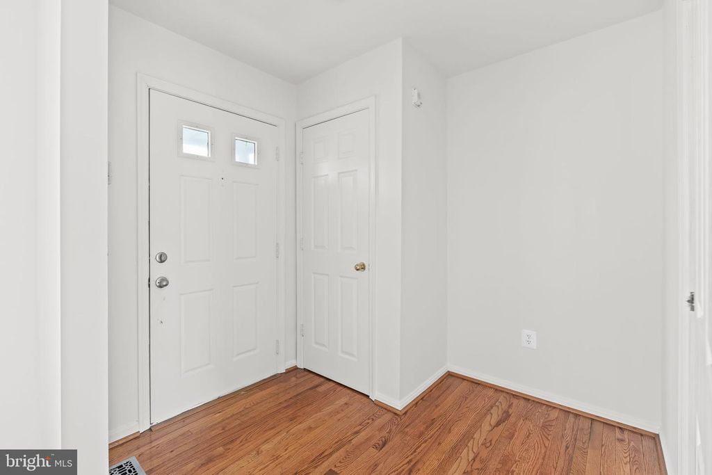 Image 4 of property listing at 233 KIRBYS LANDING CT, Odenton, MD 21113