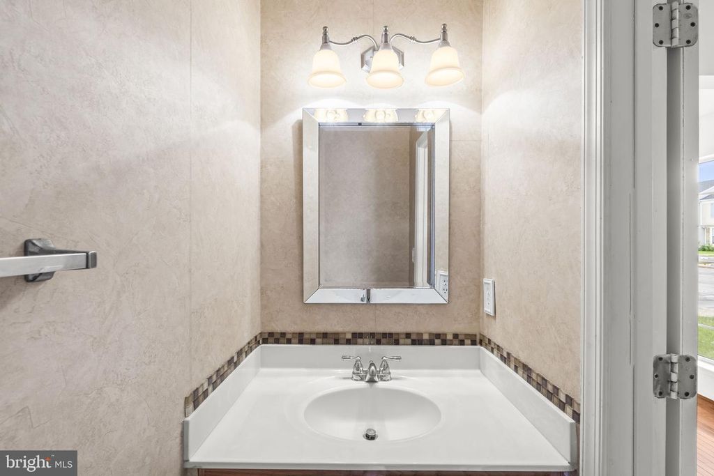 Image 9 of property listing at 233 KIRBYS LANDING CT, Odenton, MD 21113