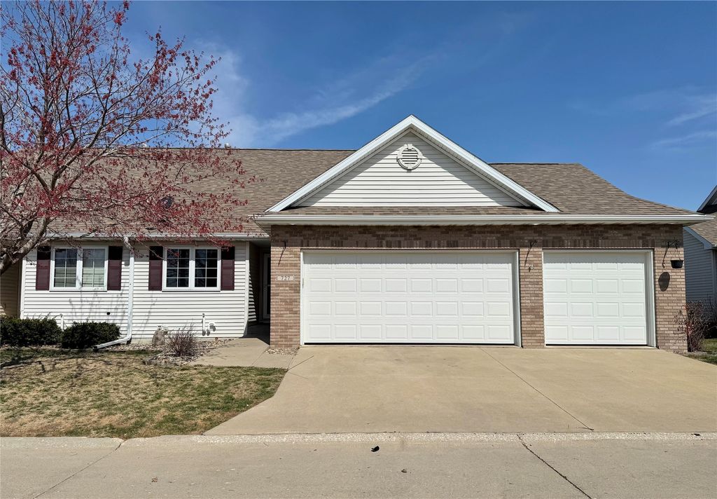 727 SE Ponds Edge Circle, Ankeny, IA 50021