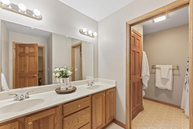 3515 Broken Bow TRAIL, Delafield, WI 53018