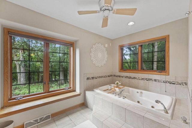 3515 Broken Bow TRAIL, Delafield, WI 53018