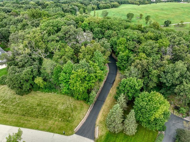 3515 Broken Bow TRAIL, Delafield, WI 53018