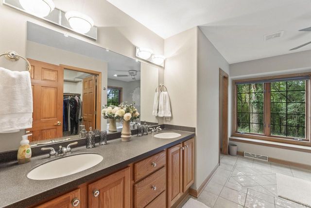 3515 Broken Bow TRAIL, Delafield, WI 53018