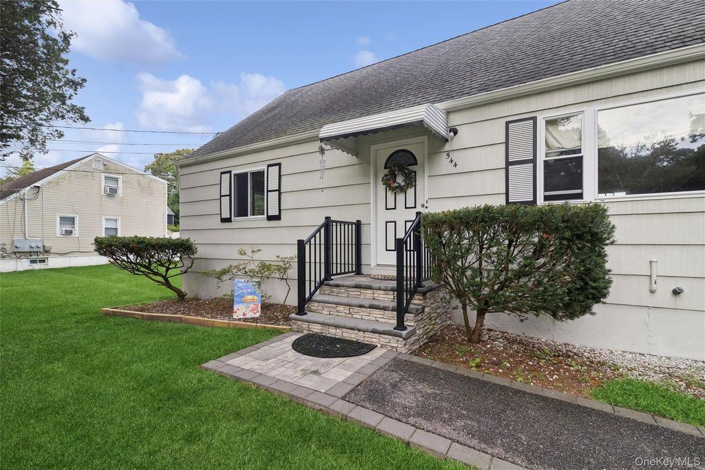 544 Park Avenue, Centereach, NY 11720 — photo 2