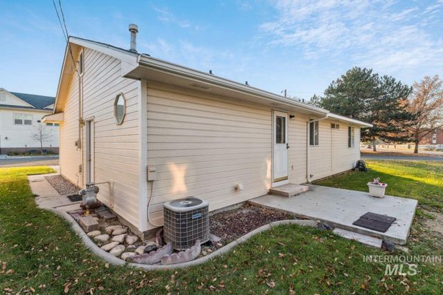 904 E Bird Ave, Nampa, ID 83686