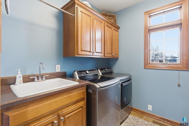 7304 Edinburg Pl Place, Sioux Falls, SD 57108