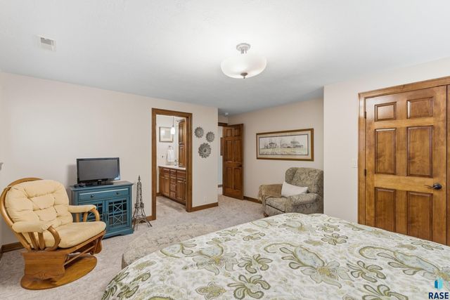 7304 Edinburg Pl Place, Sioux Falls, SD 57108