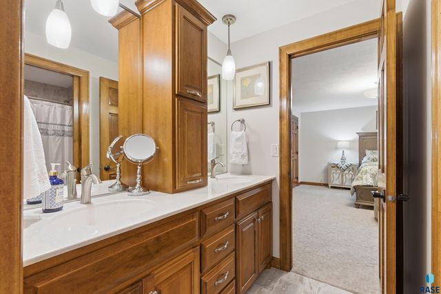 7304 Edinburg Pl Place, Sioux Falls, SD 57108