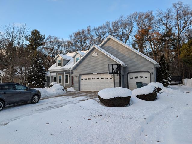 1040 N Robinhood Drive, Muskegon, MI 49445