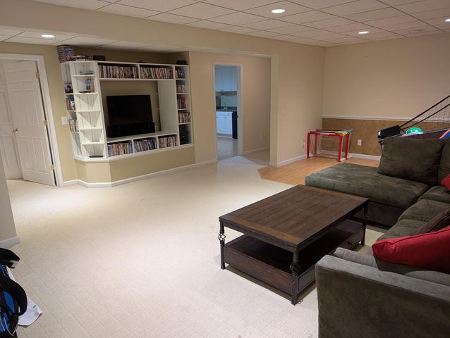 1040 N Robinhood Drive, Muskegon, MI 49445