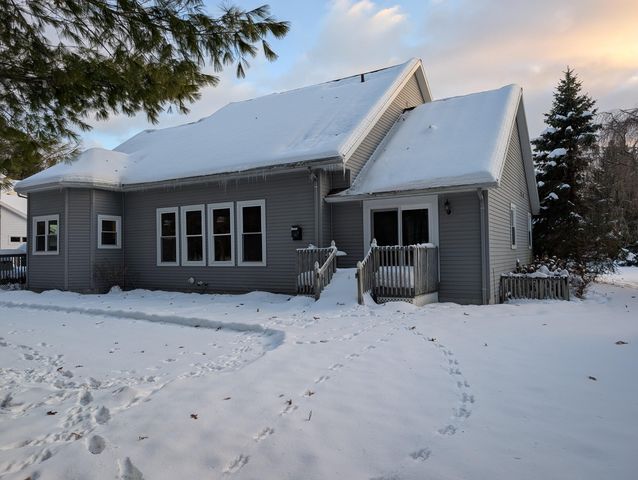 1040 N Robinhood Drive, Muskegon, MI 49445