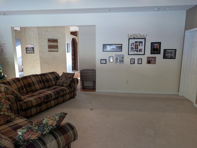 1040 N Robinhood Drive, Muskegon, MI 49445