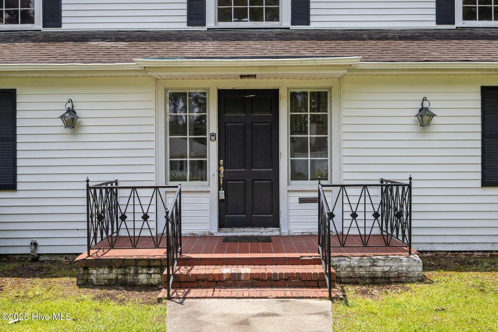 1200 W Lenoir Avenue, Kinston, NC 28501