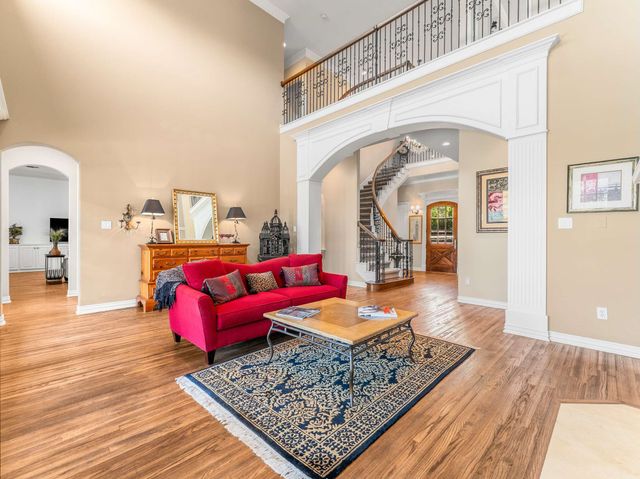 550 N Peytonville Avenue, Southlake, TX 76092