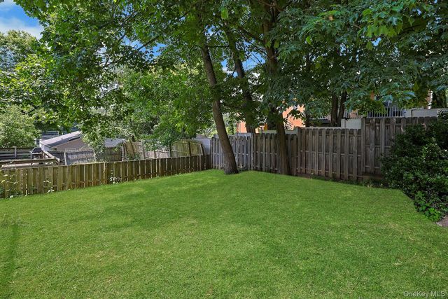65 Laurel Place, Thornwood, NY 10594
